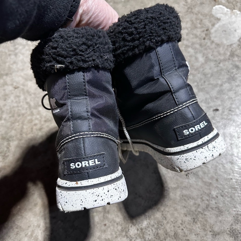 Sorel Snow boots. Size 8. Good condition.